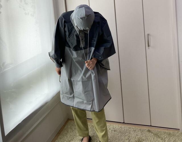 【スリーコインズ バイカラーレインポンチョ】フードを絞れる紐付き