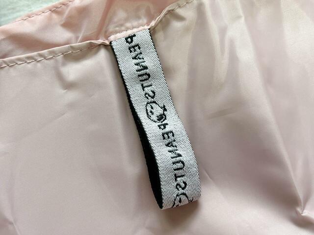 バックは装飾がないシンプルなデザインですが、ゴムバンドがついています