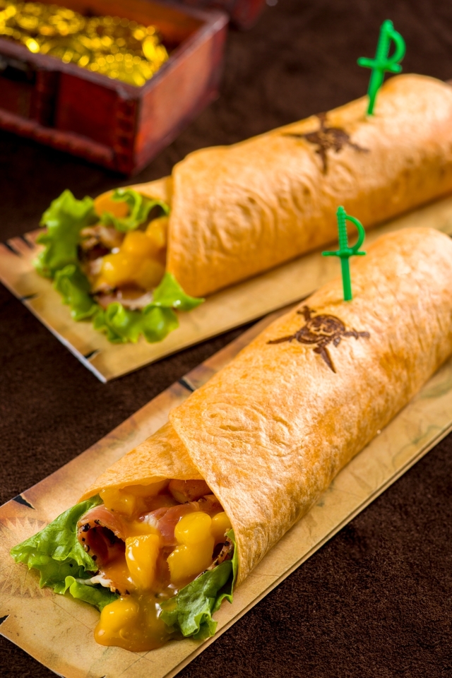 パイレーツスパイシートルティーヤ(ブラックペッパーポーク&マンゴー)¥520|東京ディズニーランド「カフェ・オーリンズ」