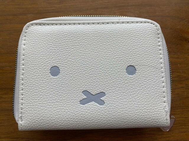 【宝島社　miffy カードが見やすい じゃばら式ミニ財布 BOOK WHITE】ミッフィーのつぶらな瞳と×のお口がキュート