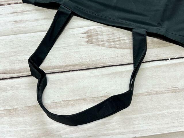 【GLOW10月号付録】しっかり長さのある持ち手なので、アウターを着ても楽々肩がけできる長さです