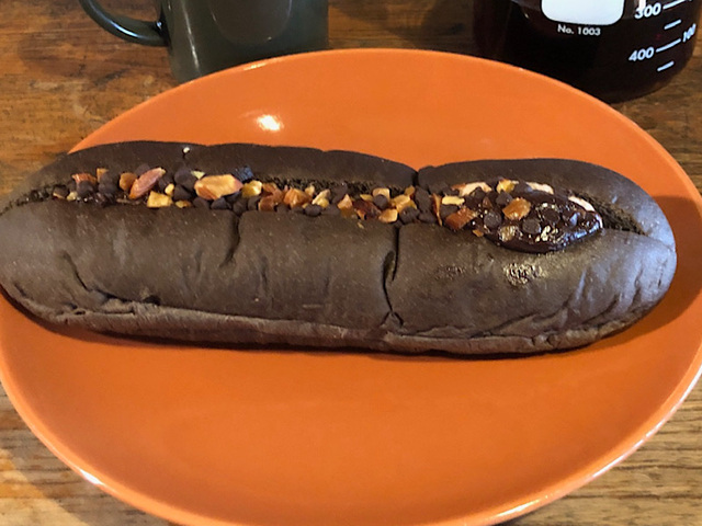 【ローソン　ショコラロールチョコチップ＆アーモンド】大きめサイズで豪華な見た目に期待が高まりますね。