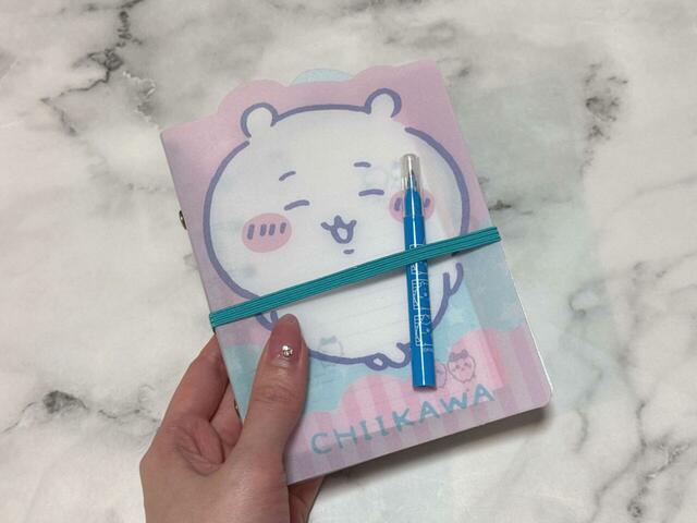 ゴムバンドに挟んで手帳と一緒に持ち歩きが可能です♪