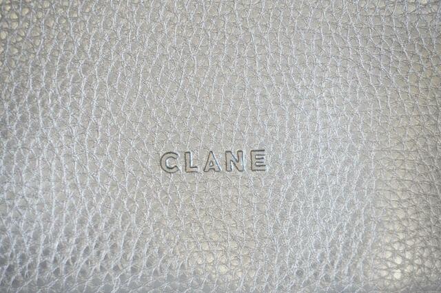 下部にCLANEの型押しロゴ入り【CLANE(クラネ)】「ラウンドショルダーバッグ」価格:3,278円(税込)発売日:2023年7月13日