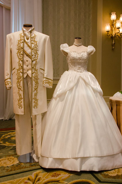 東京ディズニーランドホテル宴会場「シンデレラドリーム」でのウェディングプログラム「ディズニー・ロイヤルドリーム・ウェディング」©Disney