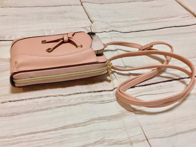 収納力をチェック！【VIS フラワーカットスマホショルダー PINK】