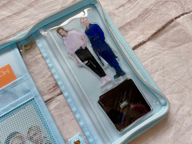 右側のスライダーポケットにはアクスタをイン！台座も入ります♪