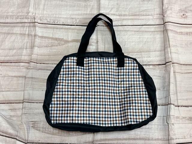 【Aquascutumの大容量ボストンバッグ】背面もクラブチェック柄仕様