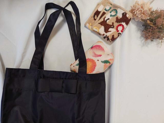 口が開くので、モノが入れやすいデザイン