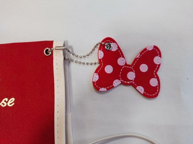 ポーチ上部の丸い輪っか部分にチャームを通して取り付けることが可能