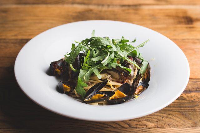 モンサンミッシェル産ムール貝とキノコのペペロンチーノ