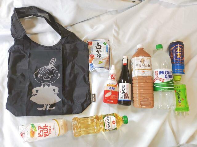 容量をチェックするため、エコバッグに入れたものを取り出してみた【MOOMIN（ムーミン）たっぷり入る ビッグエコバッグ「リトルミイver.」】