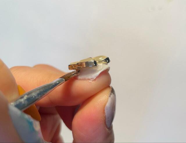 【セリア　ネイルパーツ　ジュエリーミックス　エレガントバタフライ】反対側もトップコートを流します