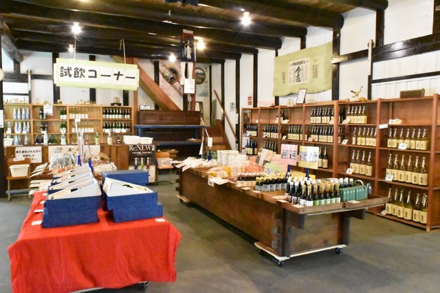 酒蔵内は見学や試飲ができる