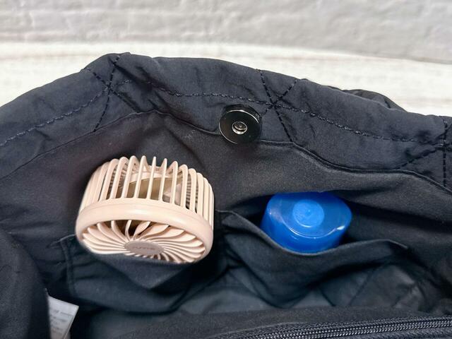 背面側のポケットには日焼け止めとハンディファンを収納