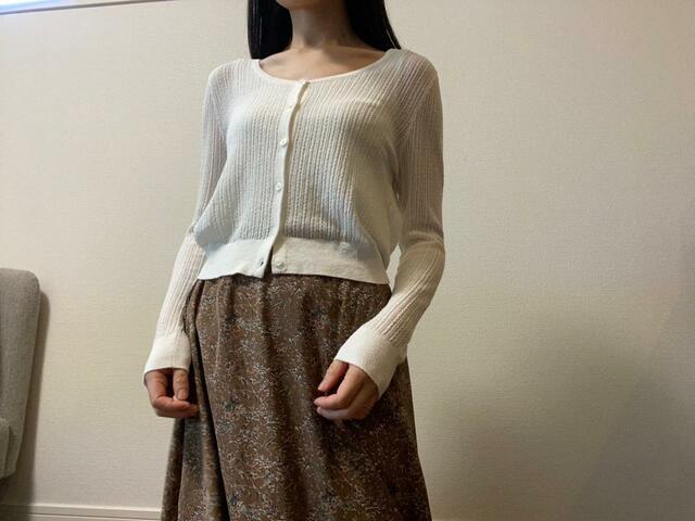 【ユニクロ レースラウンドネックショートカーディガン】細かい花柄など柄物とも合わせやすいです