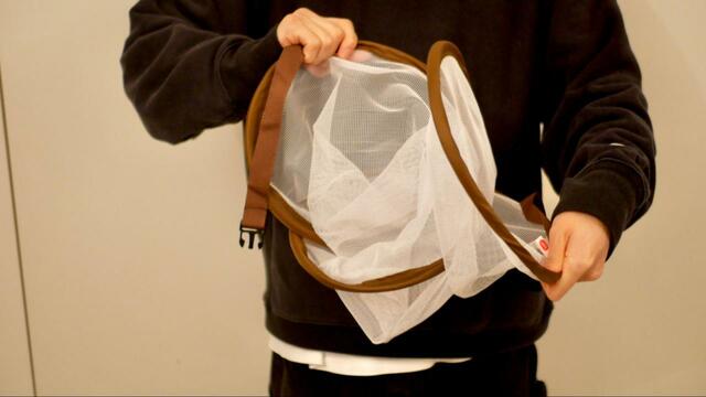 【お部屋で平干しネット】ネットの両端を持って捻ると簡単に畳めます