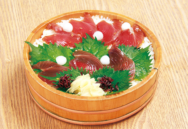 茶寮 伊勢藤次郎 てごねずし 1382円 カツオのヅケと酢飯を手で豪快に混ぜて食べたのが名前の由来。