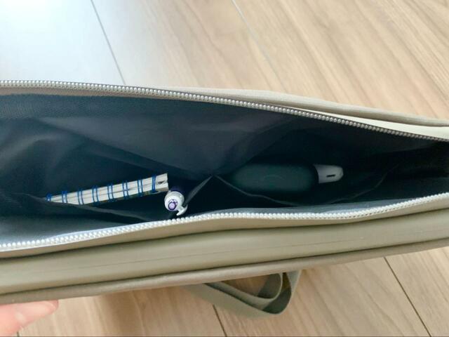 【ワークマン Wジョイントスクエアサコッシュ】メモ帳とボールペン、モバイルバッテリーも入ります♪