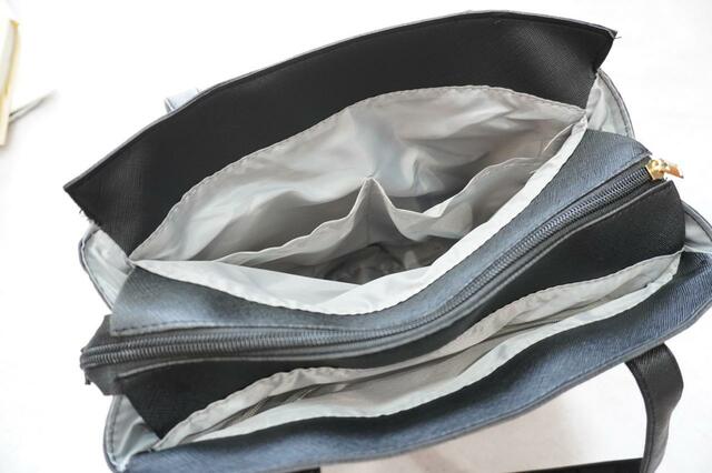 前面のあおりポケットにはオープンポケットが2つ