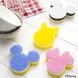左）「食器用スポンジ ミッキーマウス ブルー」198円（税込）、中央奥）「食器用スポンジ くまのプーさん イエロー」198円（税込）
