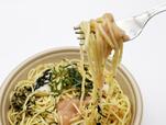 セブン-イレブン「たらこといかの和風パスタ」を持ち上げたところ