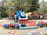 アニバーサリーバージョンにデコレーションされたトーマスモニュメント