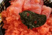 鬼盛り!めんたい丼 800円　「タラピヨ」の海苔がかわいい