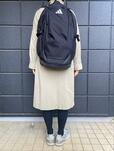 【adidas チーム バックパック 35 L】背中をしっかり覆うほどの存在感。（身長165cm）満員電車では前に抱えるなどの配慮が必要です