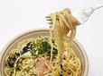 セブン-イレブン「たらこといかの和風パスタ」を持ち上げたところ