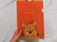 【ゼクシィ7月号】付録「くまのプーさん・タテ型保冷バッグ」セブン‐イレブンで貰える「くまのプーさんファイル」の表面は鮮やかなオレンジで、とってもかわいい