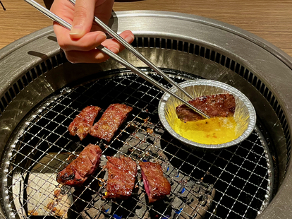 肉女と行く【牛角】「食べ放題」初体験レポ！まさかの“創作メニュー”に大満足（1/3） - うまい肉