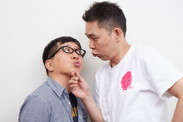 爆笑問題の貴重な「顎クイ」ショット