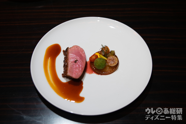 京都産合鴨のロースト オレンジともろみ味噌のクルート ビガラードソース｜“ディズニー・クリスマス”ユールタイド 12,000円｜東京ディズニーランドホテル「カンナ」