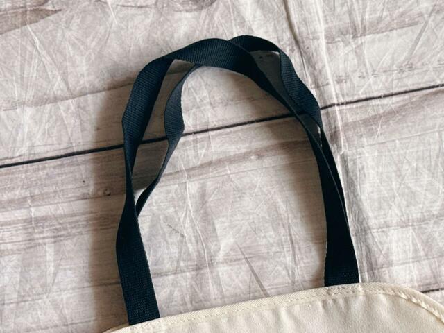 持ち手は長めなので肩がけもラクラク可能
