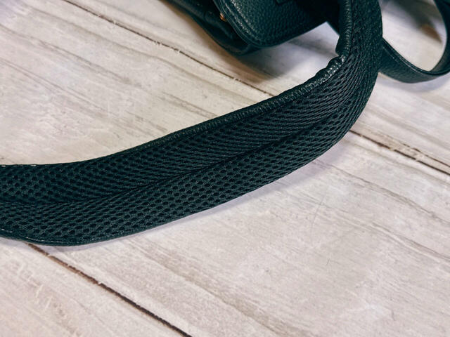 裏側にはメッシュ素材を使用。通気性のよさにも配慮されていて、細かな使いやすさまできちんと考えられているのを感じました♪