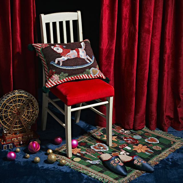 クッション ¥6,600、マルチファブリック ¥3,850、ルームシューズ ¥4,620