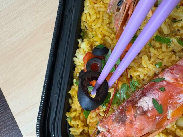 【コストコ パエリア】ブラックオリーブがアクセント!魚介の旨みを引き立てます♪