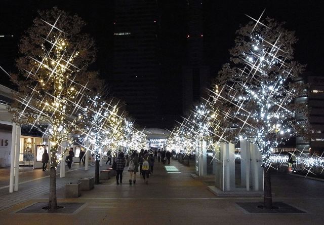 さいたま新都心駅東口デッキの「シャイニー・アベニュー」（コクーンシティ）