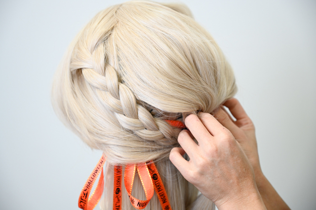 上に逃がしておいたバック部分をかぶせて、後頭部にヘアピンで留めます