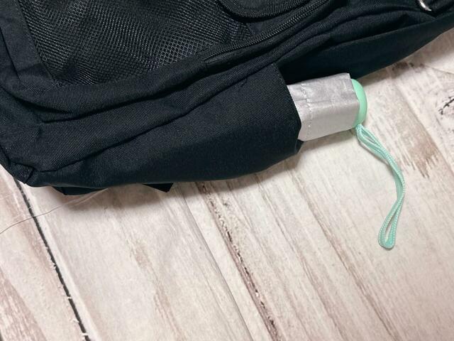 サイドのボトルポケットには折りたたみ傘を収納