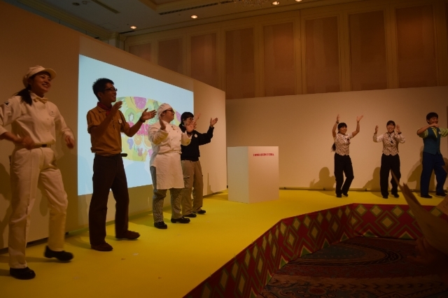 紹介されたキャストが集合!