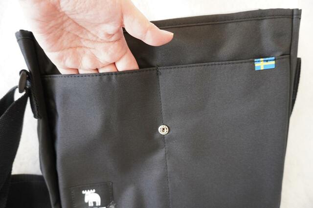 バッグ外側に縦長のポケットが【moz BIG SHOULDER BAG BOOK】「moz（モズ）ビッグショルダーバッグ」価格：2,475円（税込）