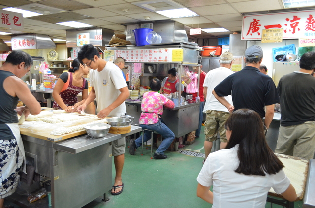 龍城市場の人気店が集まる食堂コーナーでも、ひときわ人気のある『上海小籠包』