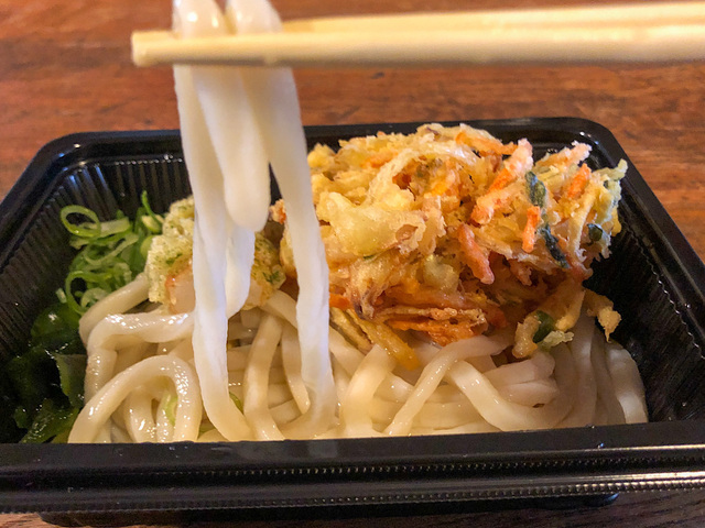 【はなまるうどん　定番うどん弁当】つるつるもちもちの麺が美味しい
