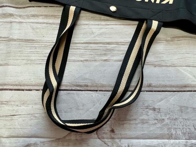 【otonaMUSE（オトナミューズ）9月号】持ち手はブラック×ベージュのストライプ。肩がけも楽々の長さです