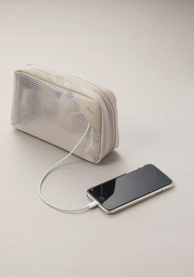 【ロフト「文フェス 2024AUTUMN」】収納したままスマートフォンなどを充電できる通し穴、伸縮性のあるポケットが特長！