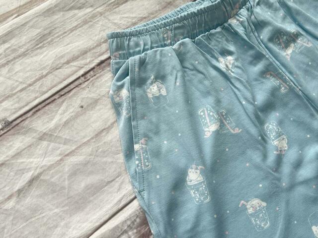 ライトブルー×総柄のデザインです