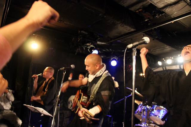 超カオスな対バン「坊主バンドvs.牧師ROCKS」の模様