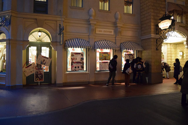 キャストへの感謝の言葉が綴られた、手作りボードがあちこちに見られた ©Disney